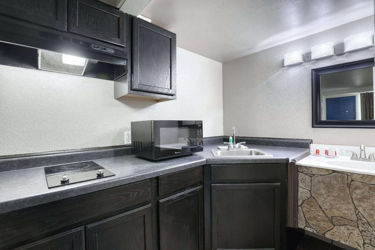 Suburban Neenah-appleton Hotel